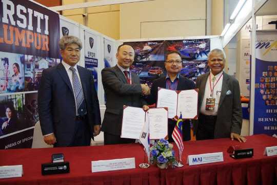 지난 10일 말레이시아 쿠알라룸푸르에서 열린 말레이시아 오토쇼(KLIAS)에서 새안 이정용 대표(왼쪽 두 번째)가 말레이시아의 국제무역산업부 산하 자동차연구소(MAI) 다툭 마다니 사하리 소장(세 번째)과 양해각서(MOU)를 체결하고 강성태 GCG회장(첫 번째), 다토 하싼 빈 매드 MPM회장(네 번째)과 함께 기념촬영을 하고 있다.  새안 제공